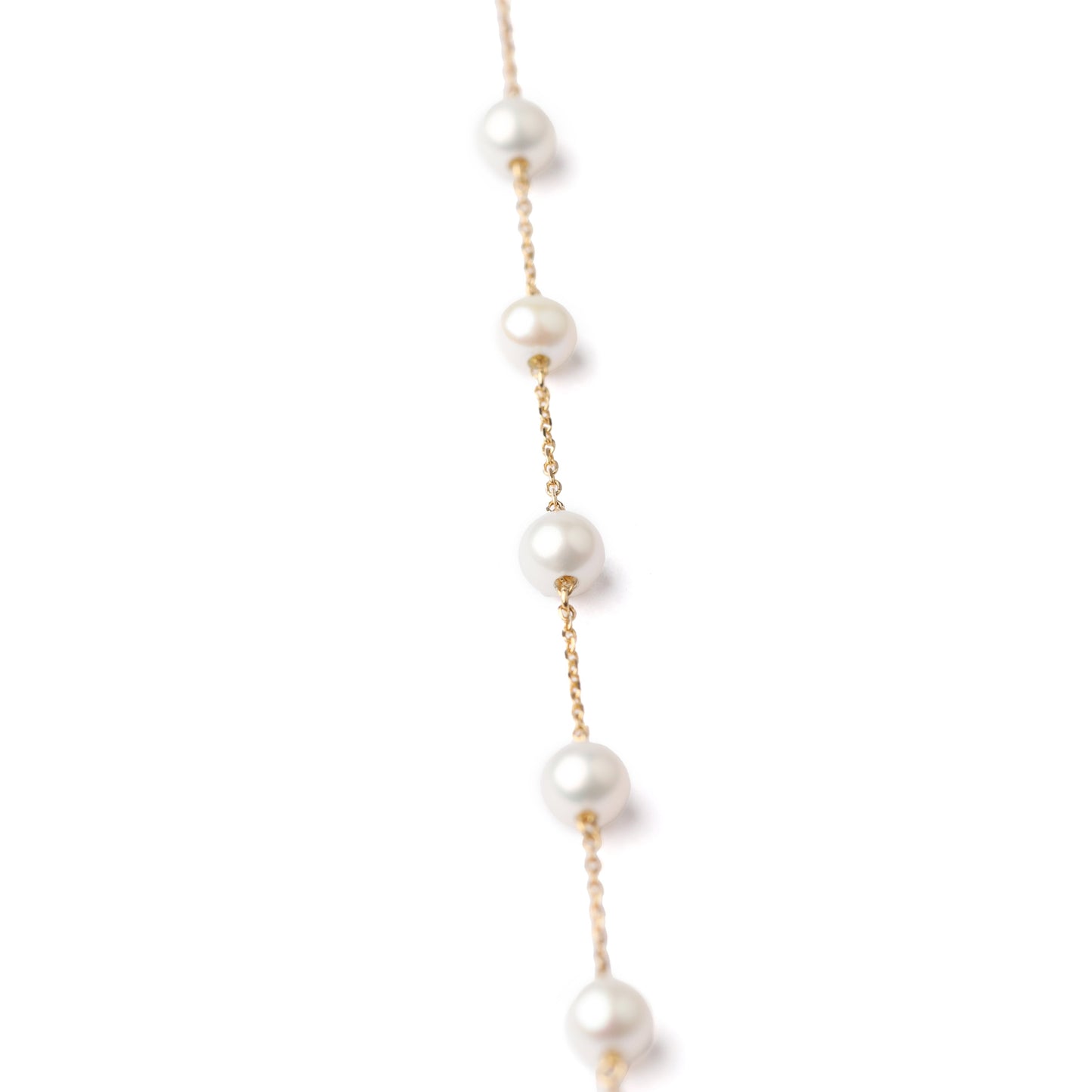 Women's freshwater pearl and solid yellow gold bracelet on a white background