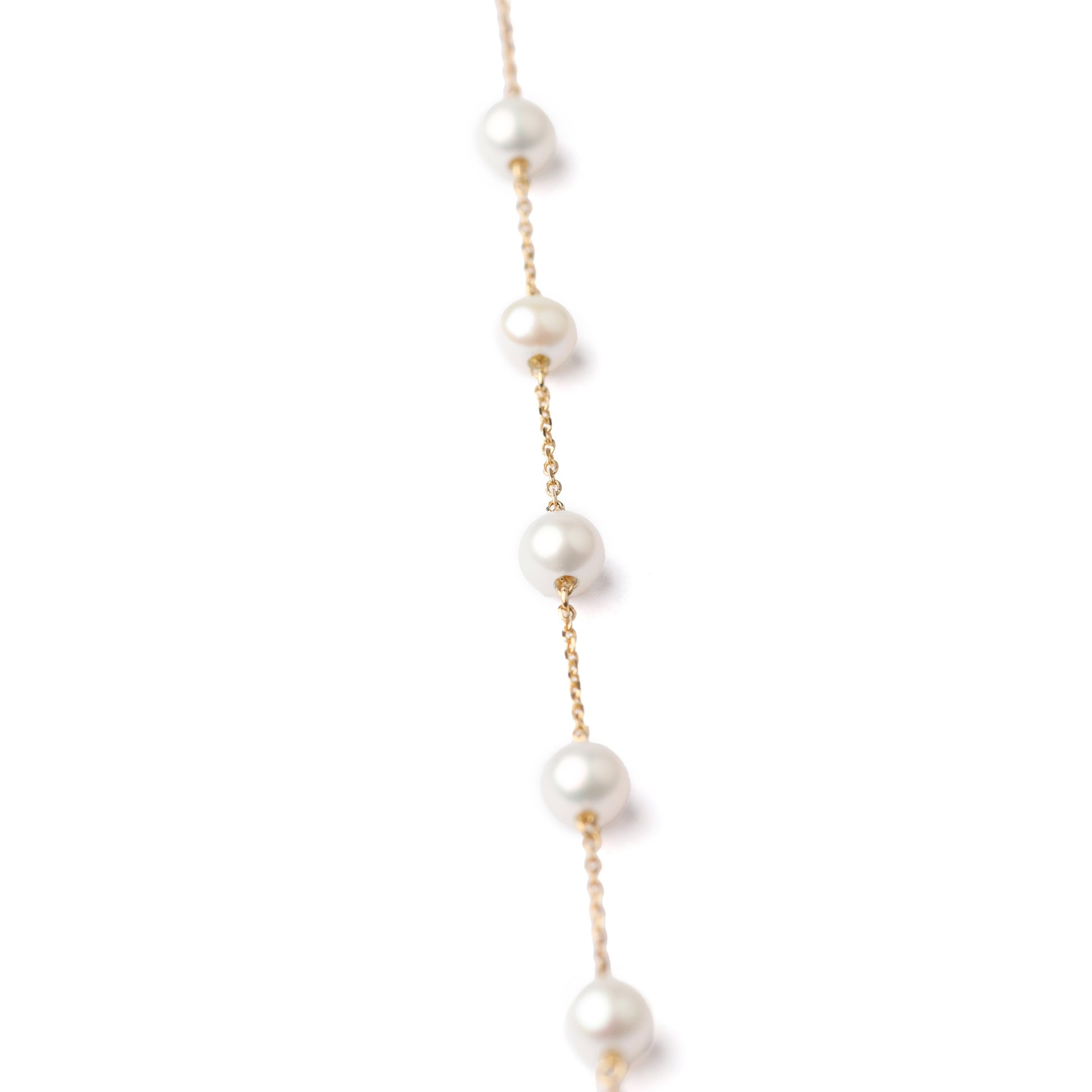 Women's freshwater pearl and solid yellow gold bracelet on a white background