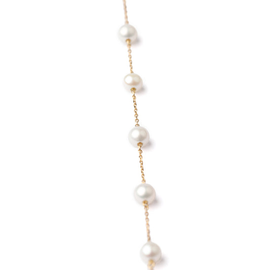 Women's freshwater pearl and solid yellow gold bracelet on a white background